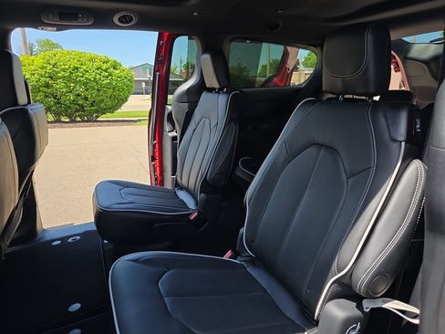 New 2027 Chrysler Pacifica Limited FWD image 16