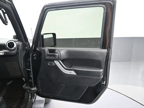 Used 2014 Jeep Wrangler Unlimited Sahara w/ Dual Top Group AWD/4WD image 28
