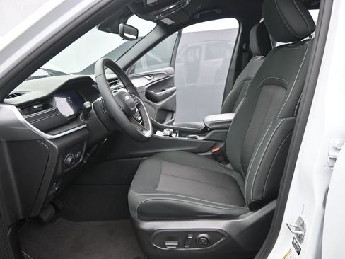 Used 2024 Jeep Grand Cherokee Laredo w/ Luxury Tech Group I AWD/4WD image 10