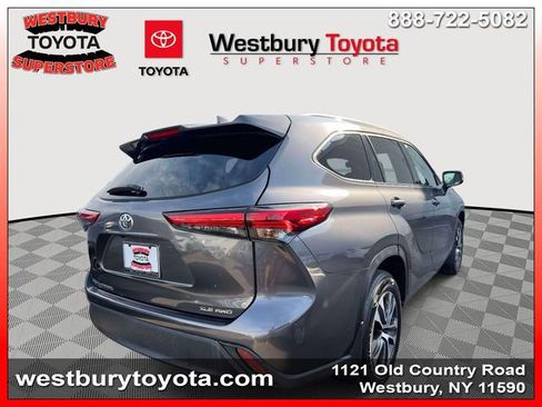 Used 2022 Toyota Highlander XLE AWD/4WD image 7