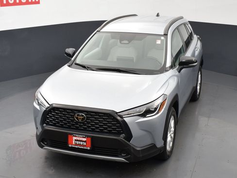 Used 2025 Toyota Corolla Cross LE AWD/4WD image 22