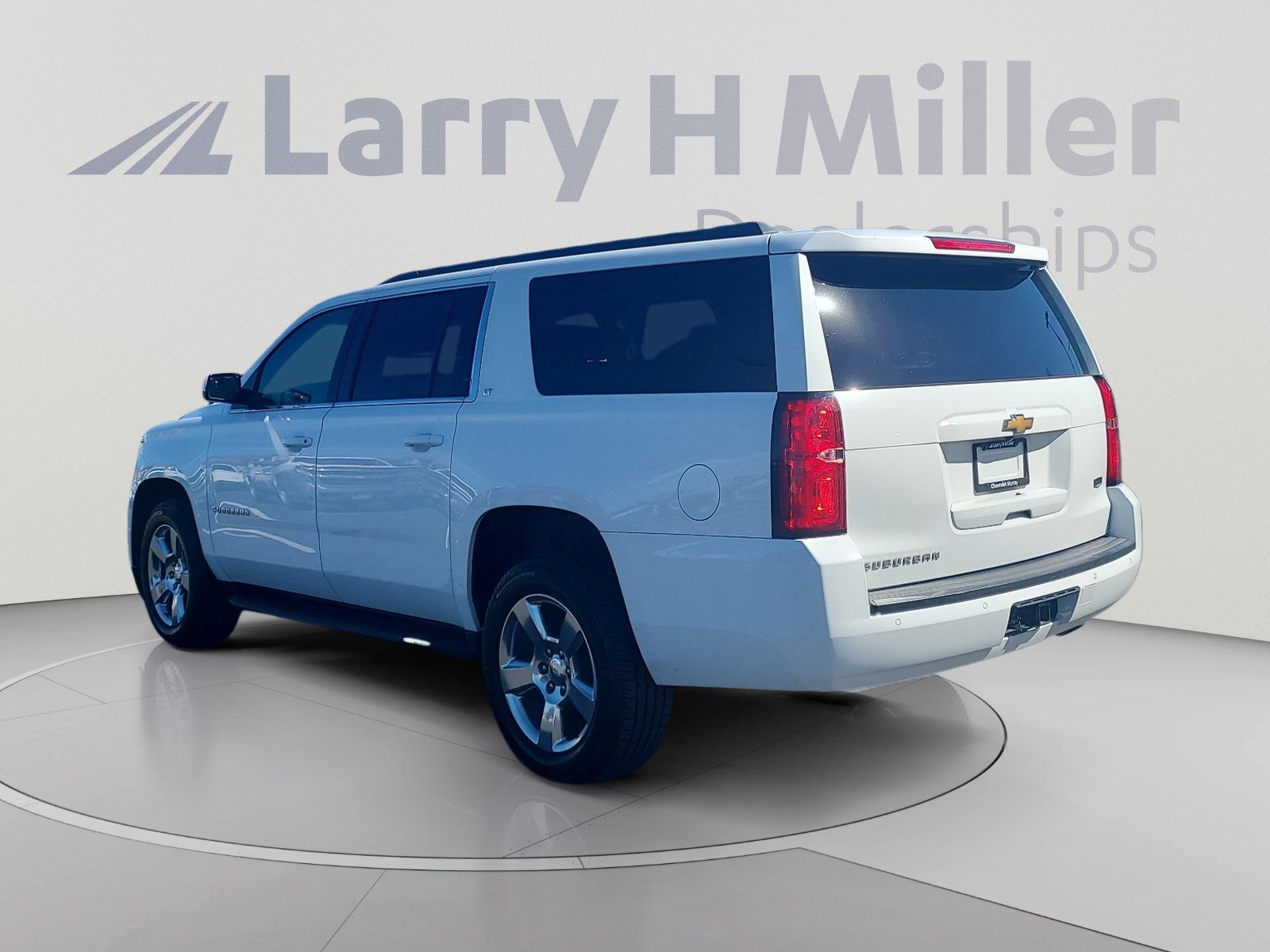 Used 2017 Chevrolet Suburban LT RWD image 3