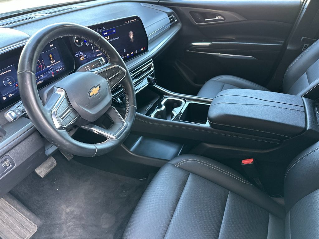 Used 2025 Chevrolet Traverse LT FWD image 10