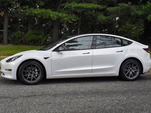 Used 2023 Tesla Model 3 Standard Range image 3