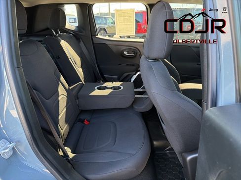 Used 2018 Jeep Renegade Latitude w/ Popular Equipment Group image 17