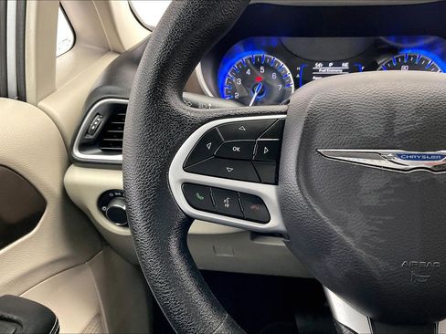 Used 2020 Chrysler Voyager Lxi image 20