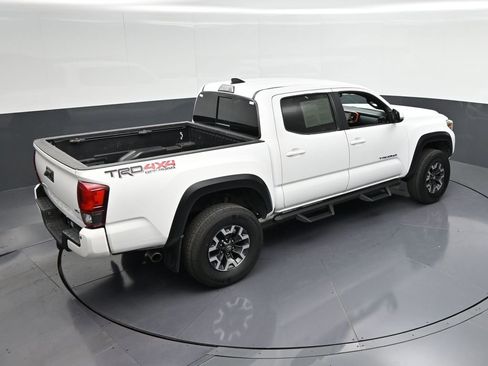Used 2018 Toyota Tacoma TRD Off-Road w/ Technology Package AWD/4WD image 22