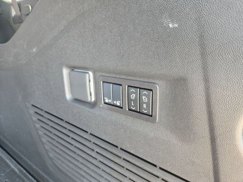 Used 2025 Chevrolet Suburban Premier image 19