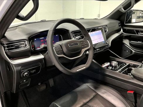 Used 2025 Jeep Wagoneer Series II w/ Premium Group I image 16