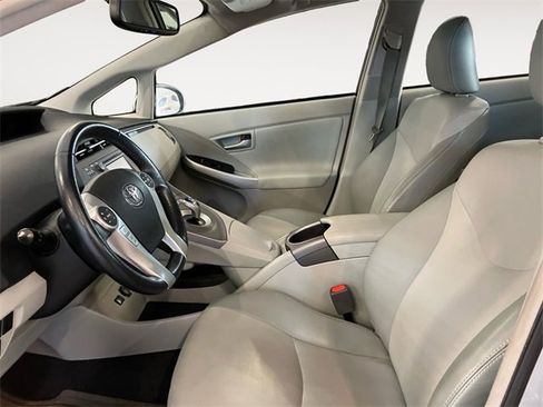 Used 2014 Toyota Prius Four image 9