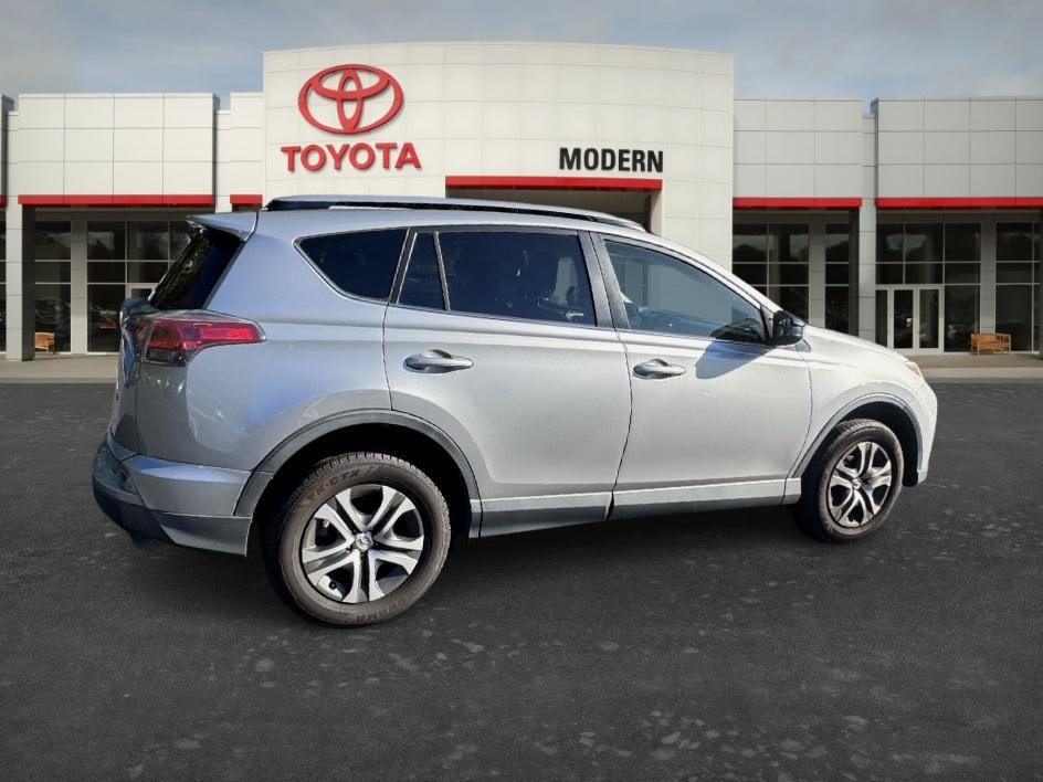 Used 2018 Toyota RAV4 LE FWD image 20