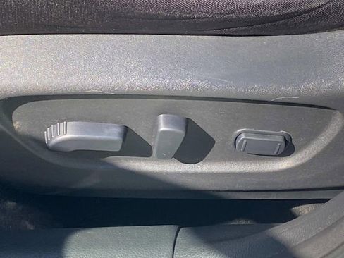 Used 2019 Nissan Rogue SV FWD image 15