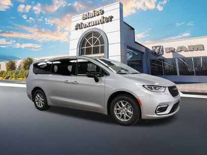 New 2026 Chrysler Pacifica Select