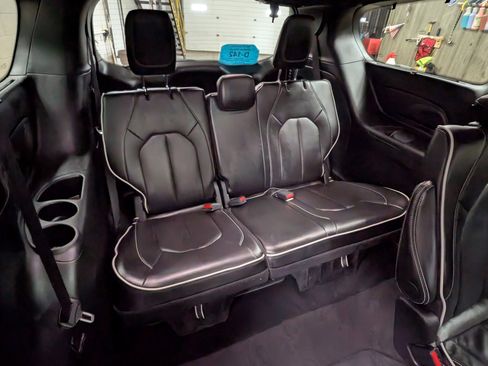 Used 2025 Chrysler Pacifica Limited image 7