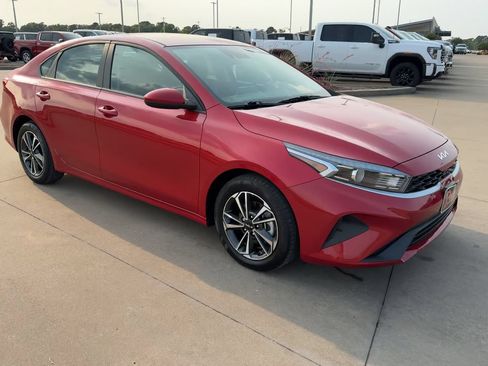 Used 2024 Kia Forte LXS FWD image 3