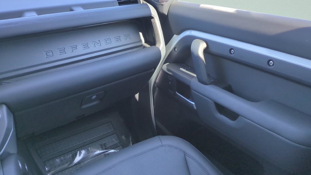Used 2025 Land Rover Defender 110 X-Dynamic SE AWD/4WD image 16