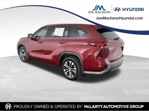 Used 2022 Toyota Highlander XLE AWD/4WD image 9