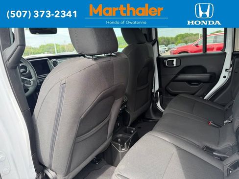 Used 2023 Jeep Gladiator Overland AWD/4WD image 12