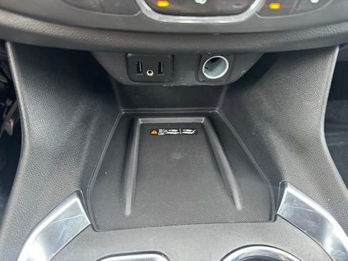 Used 2023 Chevrolet Traverse LT image 19