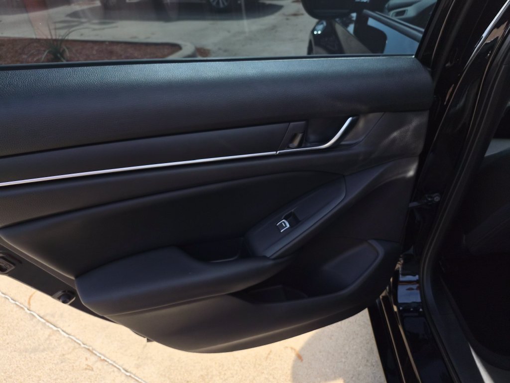 Used 2018 Honda Accord LX image 11