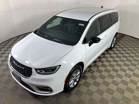 New 2026 Chrysler Pacifica Select image 7