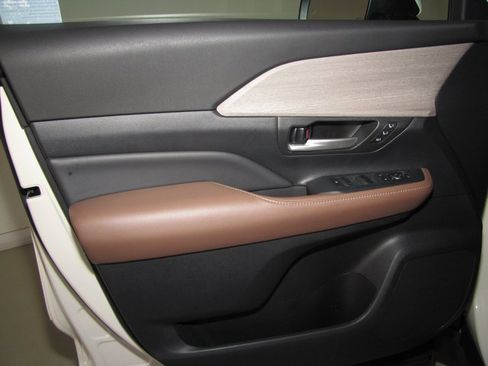 Used 2024 Toyota Grand Highlander Platinum image 11