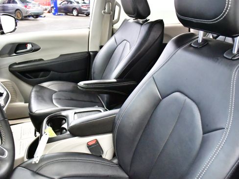 Used 2024 Chrysler Pacifica Touring-L image 18