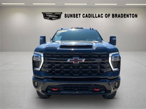 Used 2025 Chevrolet Silverado 2500 ZR2 w/ Technology Package image 2