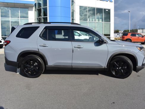 Certified 2025 Honda Pilot Black Edition image 10