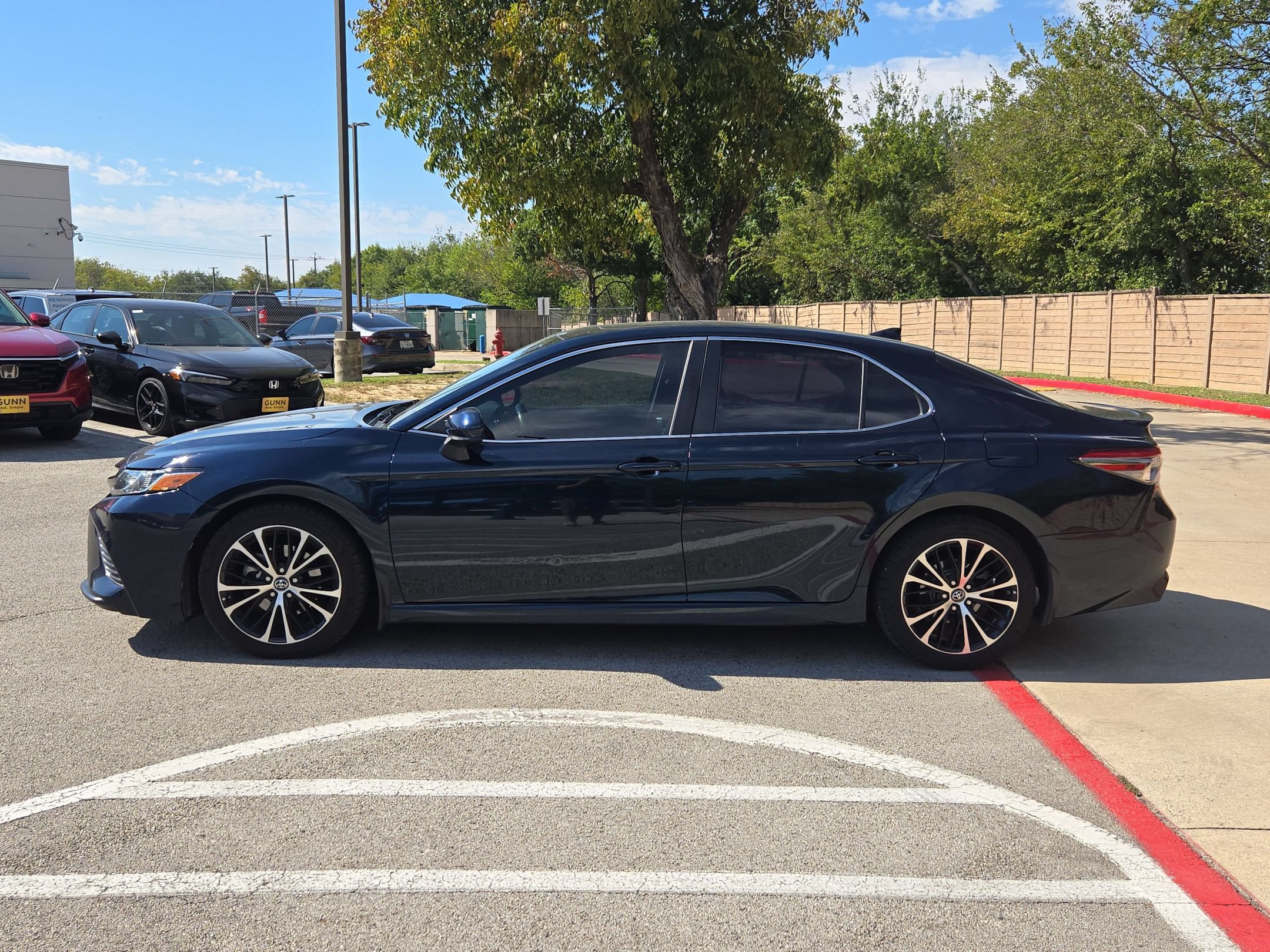 Used 2019 Toyota Camry SE FWD image 6