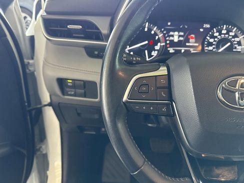 Used 2020 Toyota Highlander XLE image 12