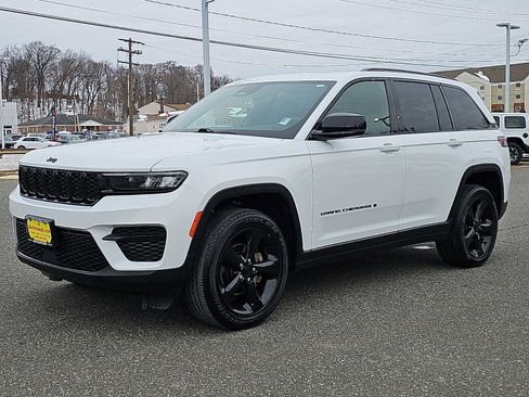 Used 2023 Jeep Grand Cherokee Altitude image 3