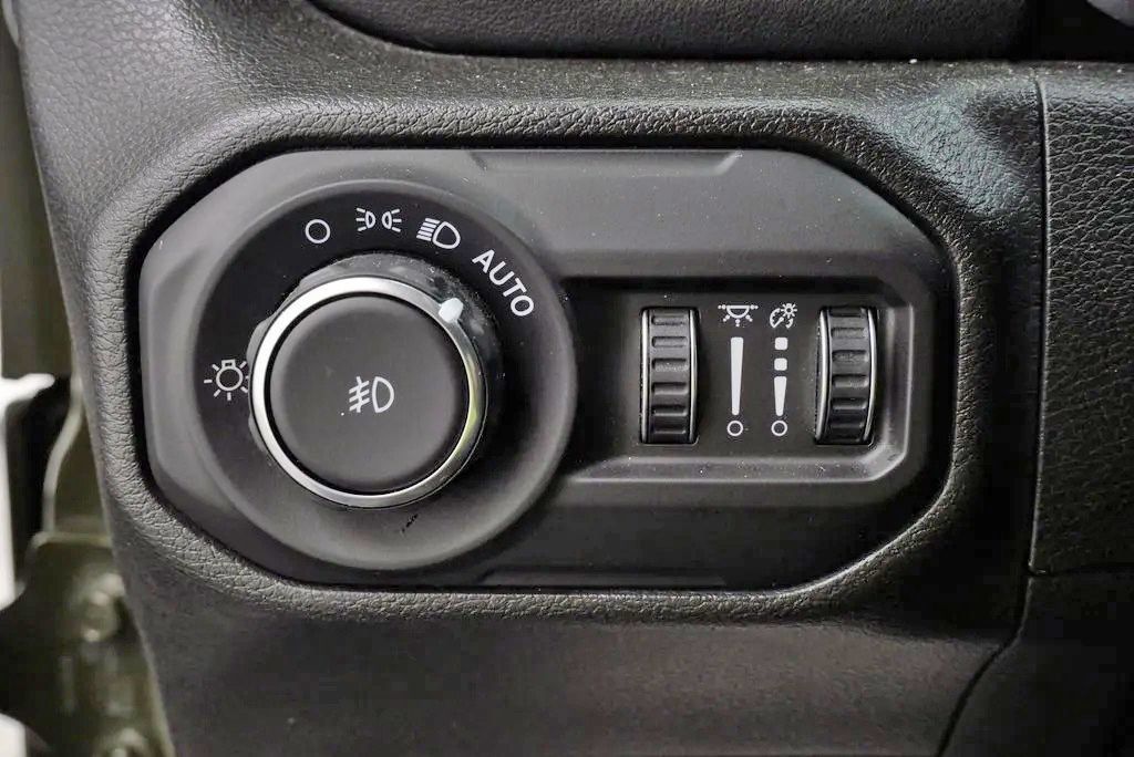 Used 2022 Jeep Wrangler Unlimited Sahara AWD/4WD image 24