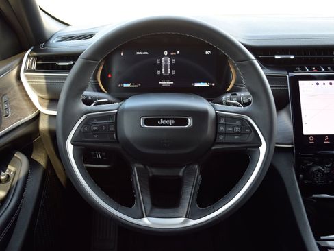 Used 2025 Jeep Grand Cherokee Limited w/ Black Appearance Package AWD/4WD image 8