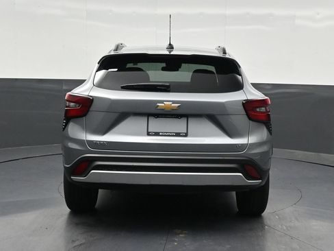 Used 2025 Chevrolet Trax LT w/ Driver Confidence Package FWD image 4