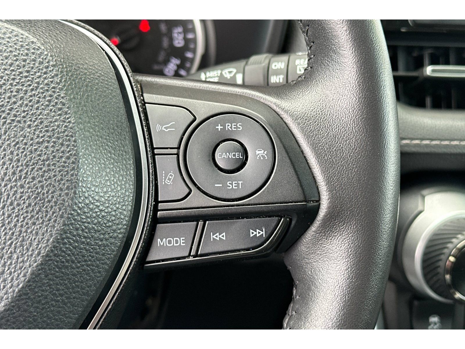 Used 2022 Toyota RAV4 XLE Premium FWD image 28