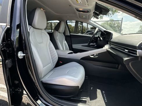 Used 2023 Hyundai Elantra Limited image 8