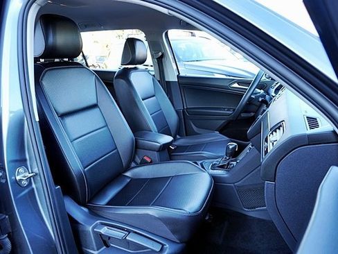 Used 2021 Volkswagen Tiguan SE image 12