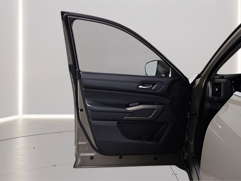 Used 2024 Nissan Pathfinder Platinum image 14