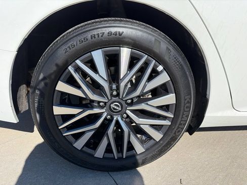 Used 2025 Nissan Altima 2.5 SV FWD image 14