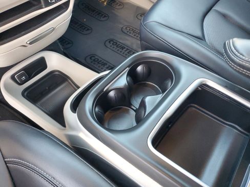 Used 2023 Chrysler Pacifica Touring-L image 27