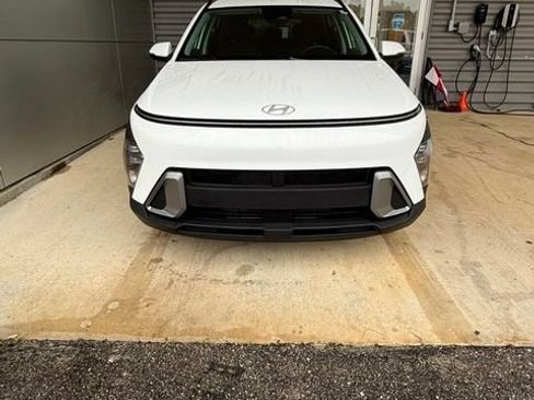 Used 2025 Hyundai Kona SEL FWD image 2