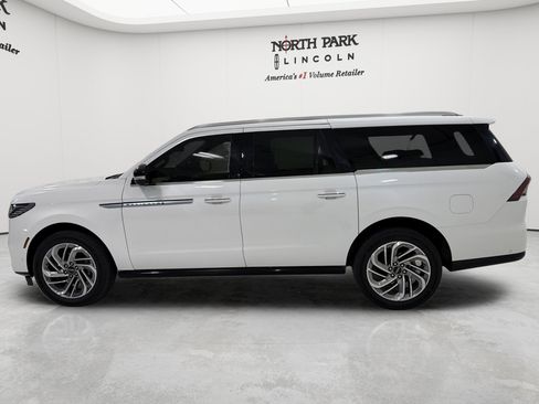 Used 2025 Lincoln Navigator L Reserve AWD/4WD image 2