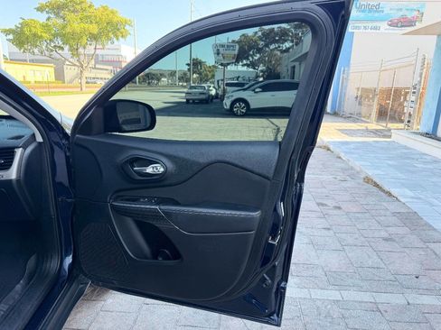 Used 2014 Jeep Cherokee Sport image 18