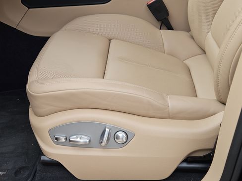 Certified 2025 Porsche Macan image 23