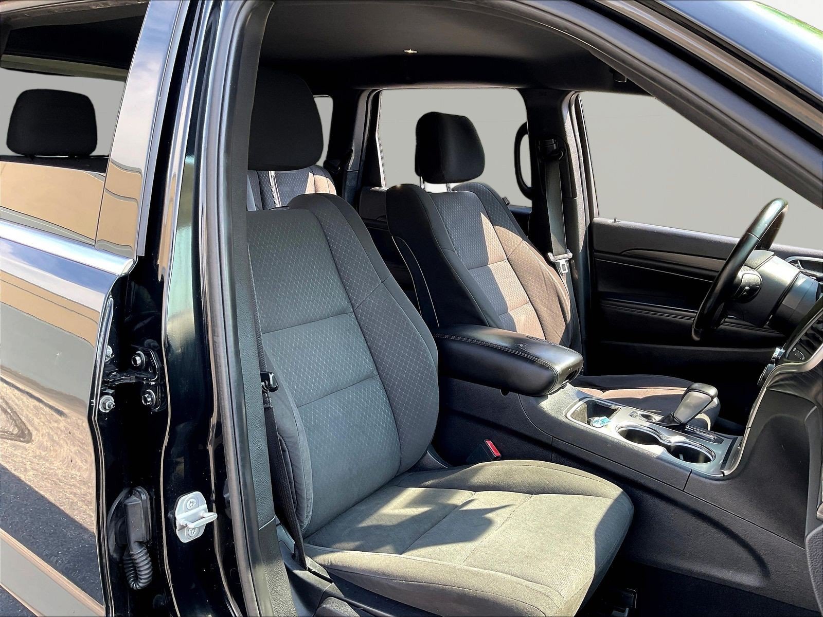 Used 2021 Jeep Grand Cherokee Laredo w/ Security & Convenience Group AWD/4WD image 28