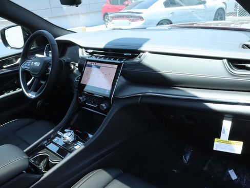 New 2023 Jeep Grand Cherokee Overland w/ Luxury Tech Group IV image 24