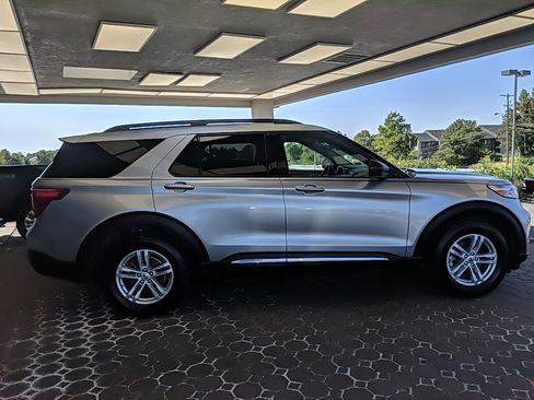 Used 2021 Ford Explorer XLT w/ Equipment Group 202A image 4