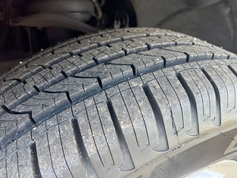 Used 2025 GMC Sierra 1500 SLE w/ Preferred Package image 11