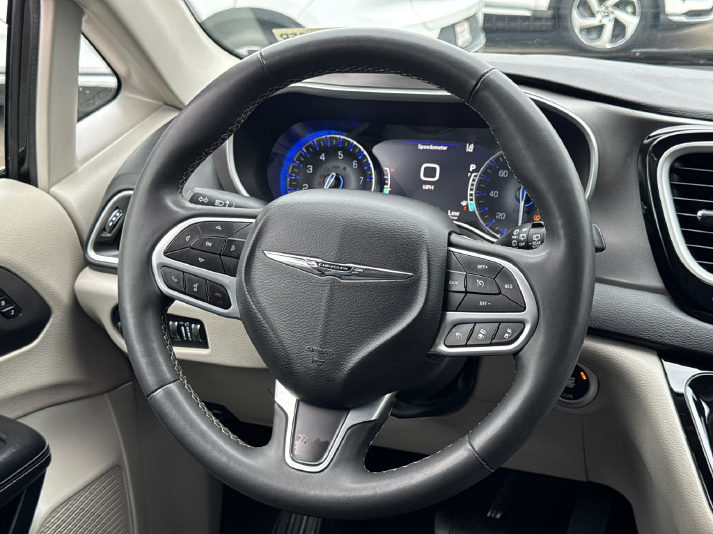 Used 2023 Chrysler Pacifica Touring-L FWD image 21